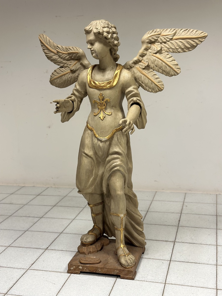 Ange ailé en bois sculpté et doré. Sienne, XVIIIe siècle. H 136 cm.-photo-1