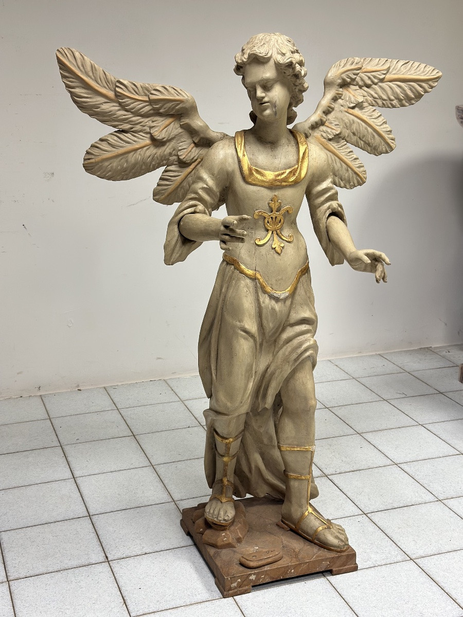 Ange ailé en bois sculpté et doré. Sienne, XVIIIe siècle. H 136 cm.-photo-3