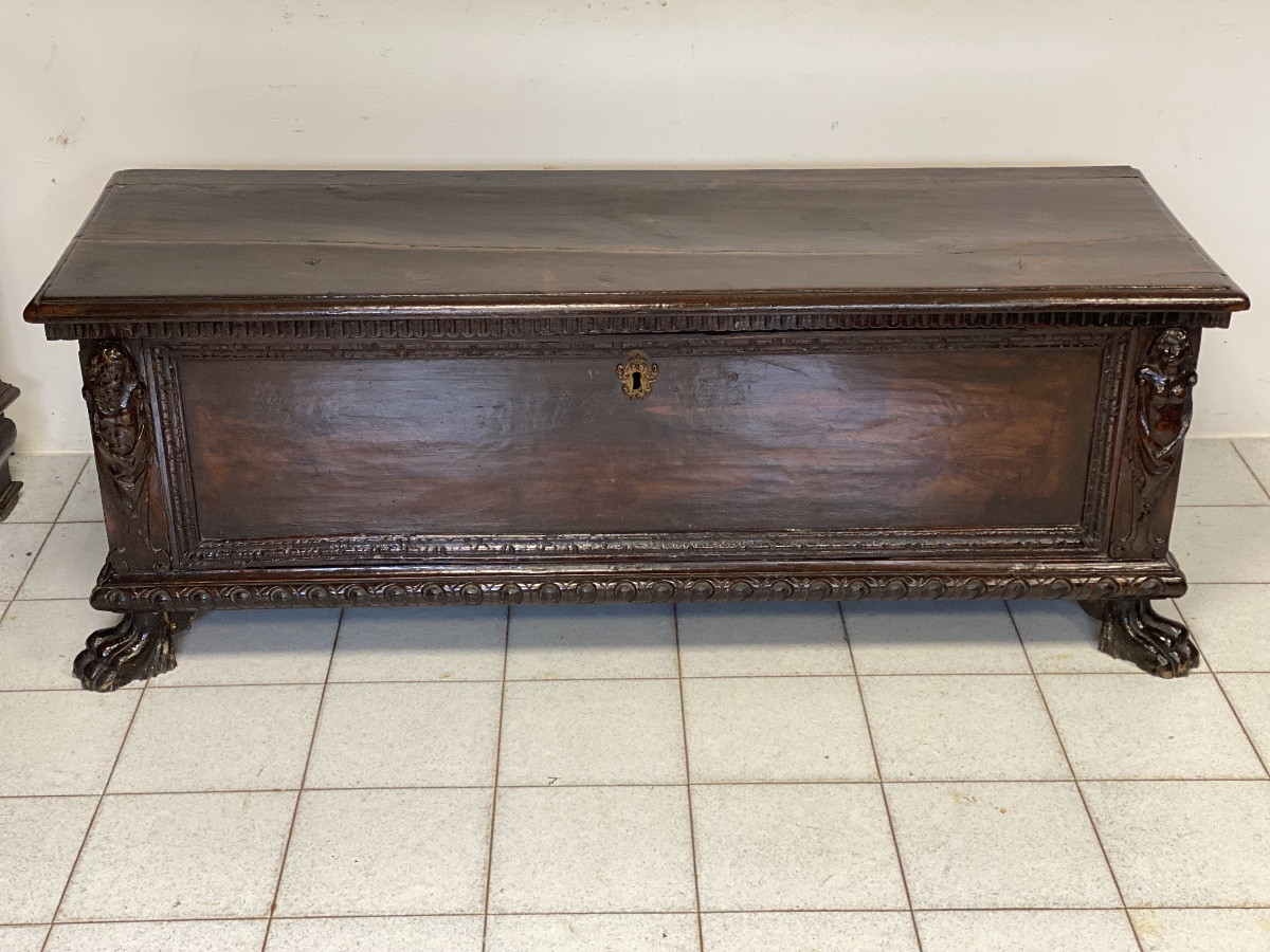 Lombard Walnut Chest. 17th Century-photo-2