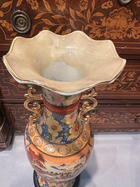 Vase en porcelaine peinte et dorée. Japon, XXe siècle.-photo-1