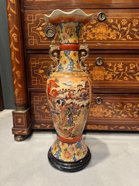 Vase en porcelaine peinte et dorée. Japon, XXe siècle.-photo-2