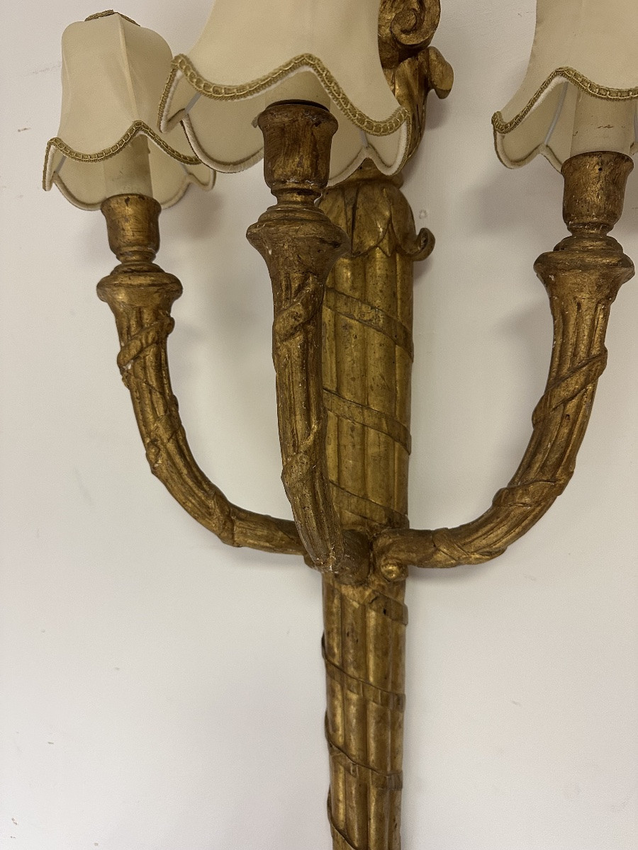 Grande applique murale Louis XVI en bois sculpté et doré-photo-1