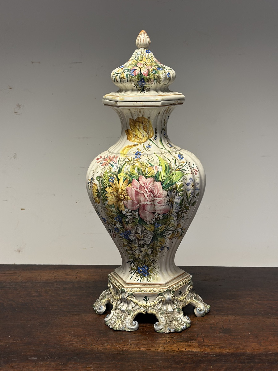 Vase en faïence peinte. Bassano, début du XXe siècle.