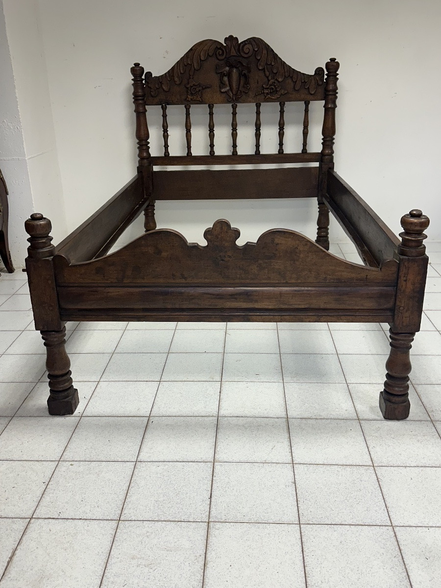 Lit lombard en noyer de style Louis XIV. XVIIe siècle.-photo-2