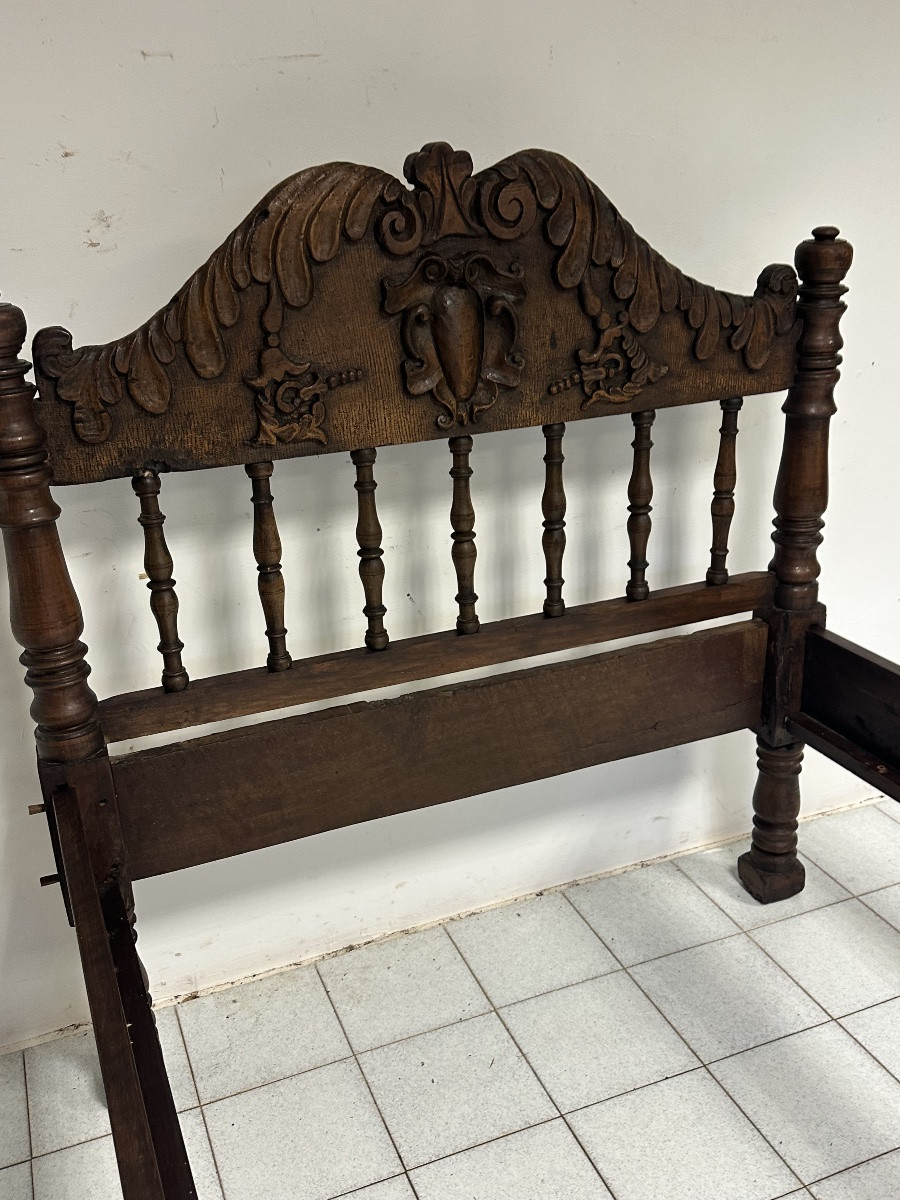 Lit lombard en noyer de style Louis XIV. XVIIe siècle.-photo-3