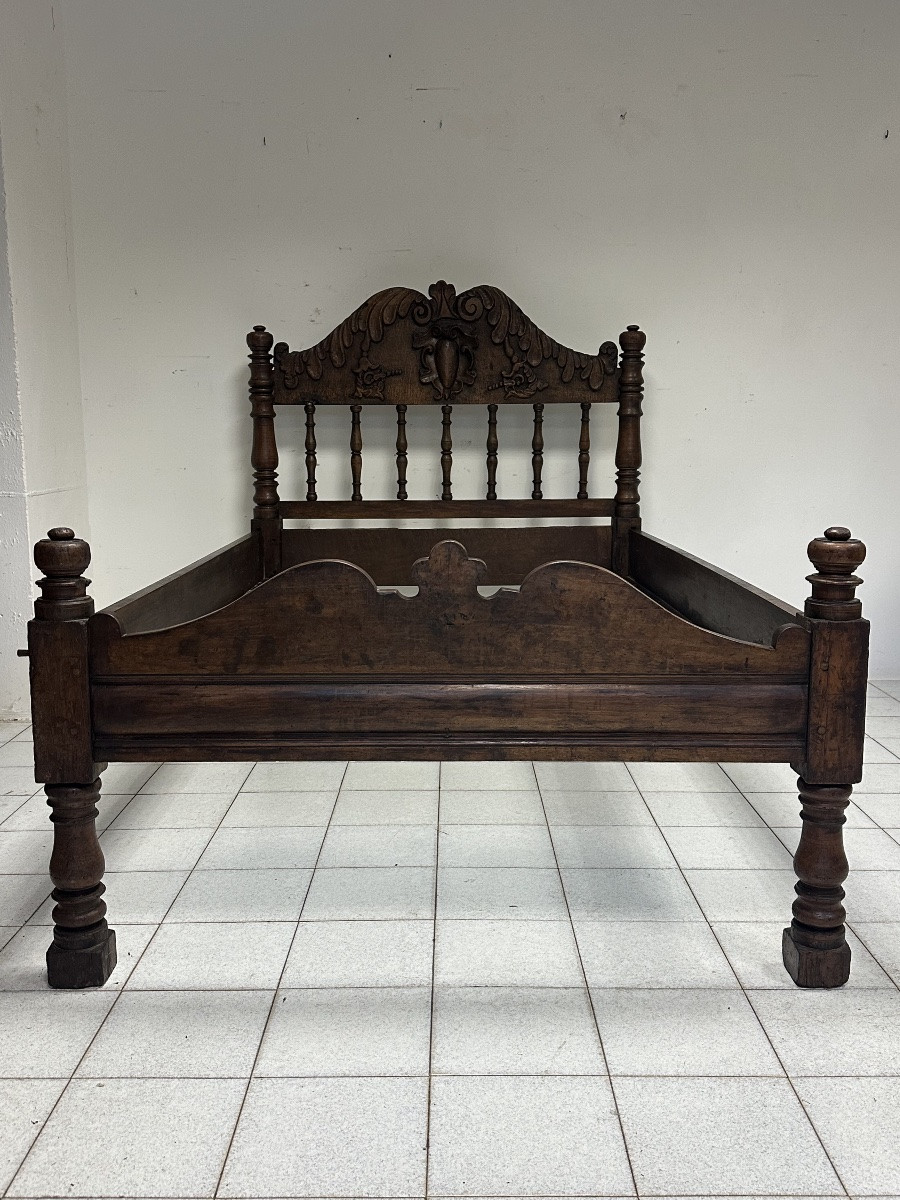 Lit lombard en noyer de style Louis XIV. XVIIe siècle.-photo-2