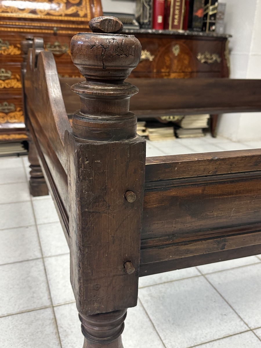 Lit lombard en noyer de style Louis XIV. XVIIe siècle.-photo-4