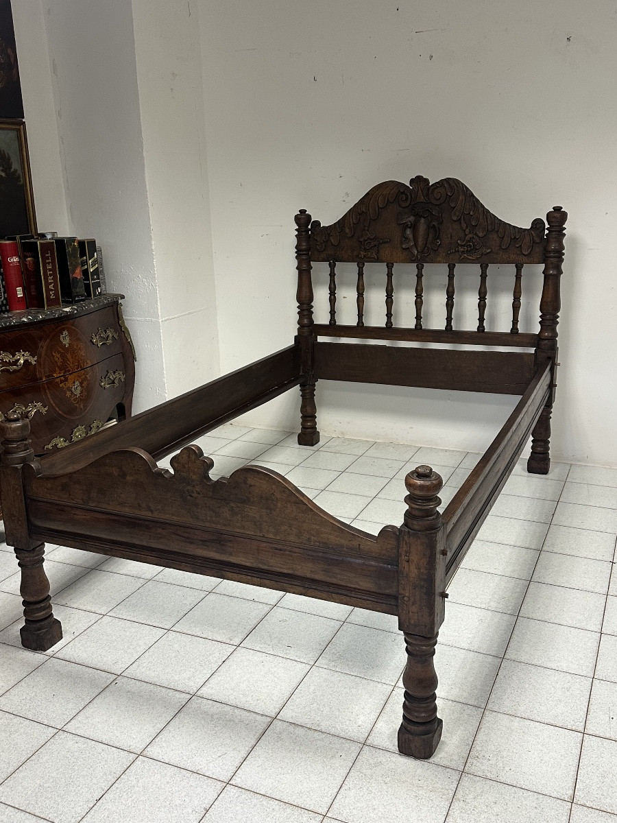 Lit lombard en noyer de style Louis XIV. XVIIe siècle.-photo-6