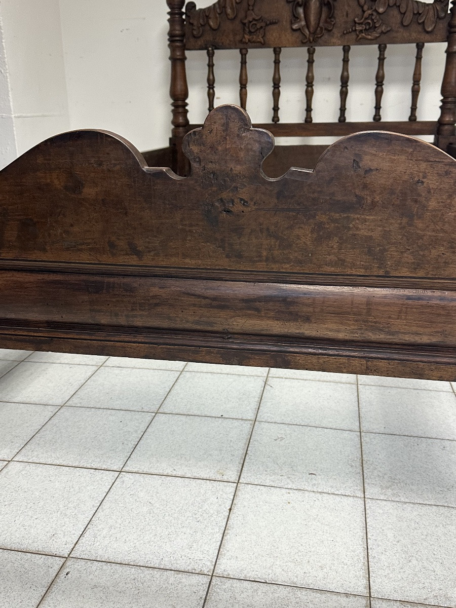 Lit lombard en noyer de style Louis XIV. XVIIe siècle.-photo-7