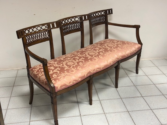 Canapé Louis XVI en noyer. Venise, fin du XVIIIe siècle.-photo-4