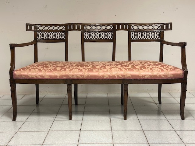 Canapé Louis XVI en noyer. Venise, fin du XVIIIe siècle.