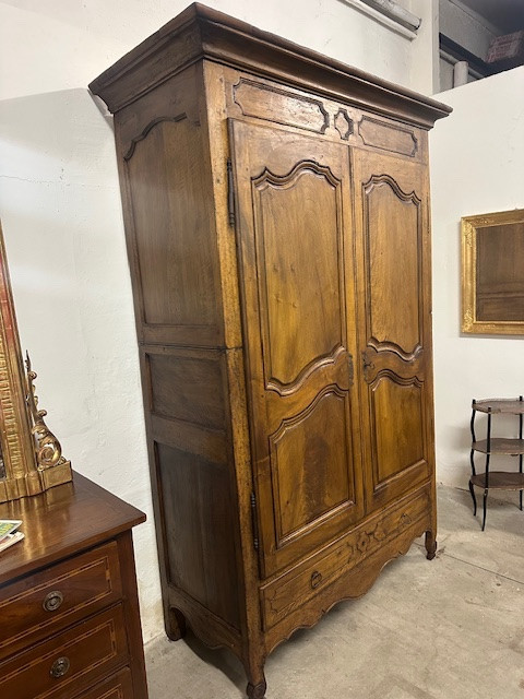 Provençal Walnut Wardrobe. 18th Century (restored)-photo-2
