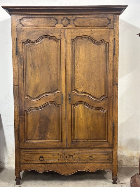 Provençal Walnut Wardrobe. 18th Century (restored)-photo-1