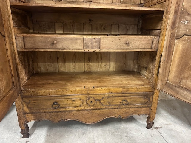 Provençal Walnut Wardrobe. 18th Century (restored)-photo-2