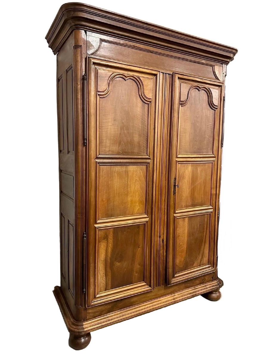 Grande armoire de sacristie en noyer. Paris, début du XVIIIe siècle.-photo-4