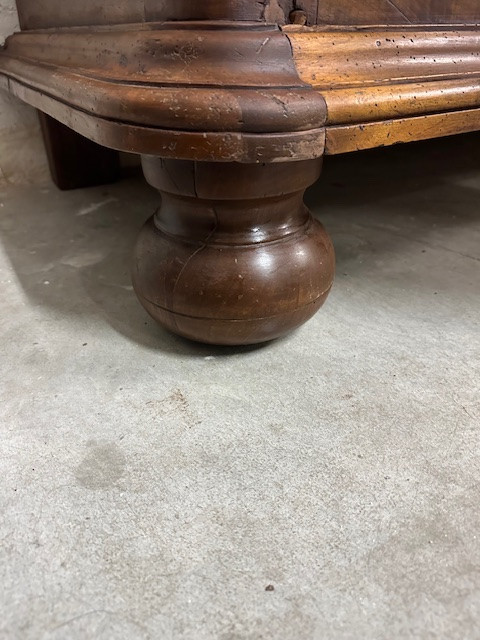 Grande armoire de sacristie en noyer. Paris, début du XVIIIe siècle.-photo-2