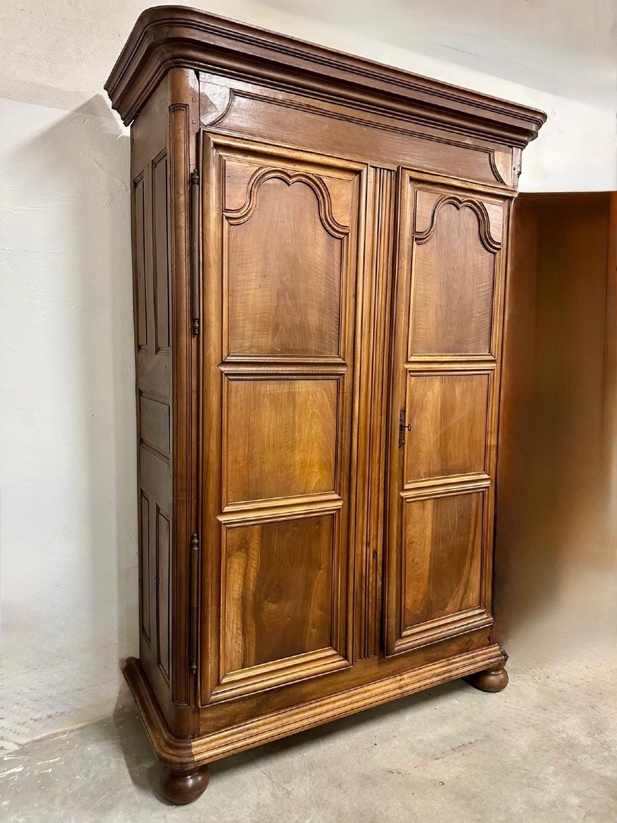 Grande armoire de sacristie en noyer. Paris, début du XVIIIe siècle.-photo-4