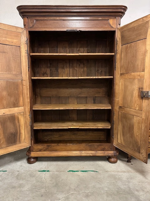 Grande armoire de sacristie en noyer. Paris, début du XVIIIe siècle.-photo-7