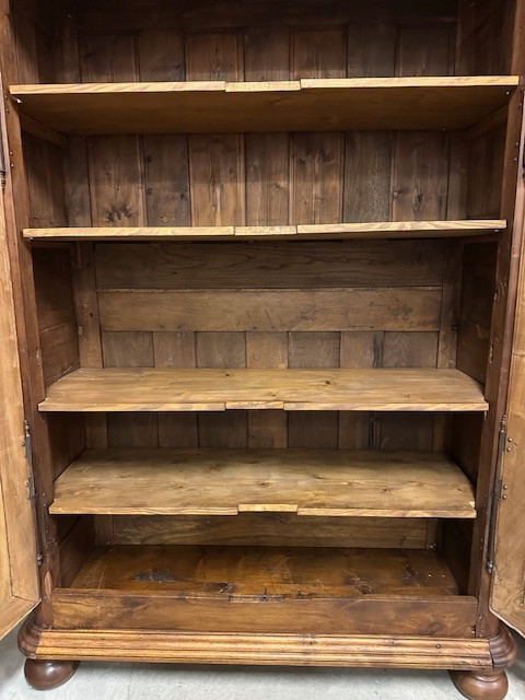 Grande armoire de sacristie en noyer. Paris, début du XVIIIe siècle.-photo-8