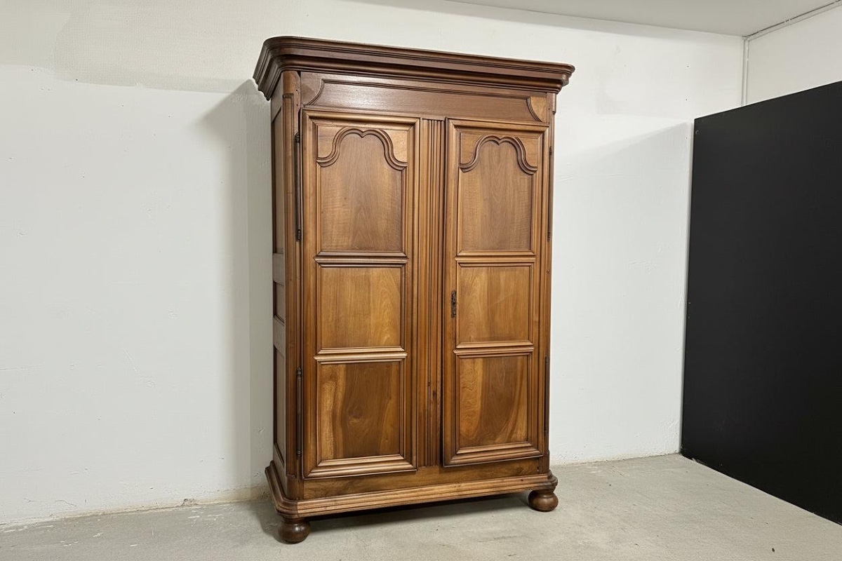 Grande armoire de sacristie en noyer. Paris, début du XVIIIe siècle.