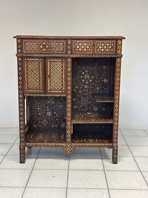 Buffet incrusté dans le style d'Adriano Brambilla. Milan, fin du XIXe siècle.-photo-1