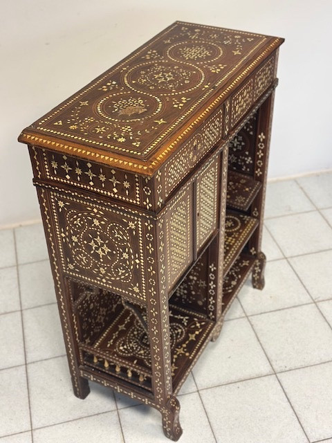 Buffet incrusté dans le style d'Adriano Brambilla. Milan, fin du XIXe siècle.-photo-2