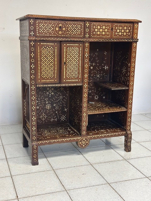 Buffet incrusté dans le style d'Adriano Brambilla. Milan, fin du XIXe siècle.-photo-7