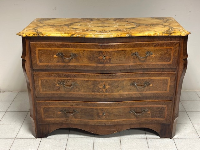 Commode Louis XV. Naples, début du XVIIIe siècle.