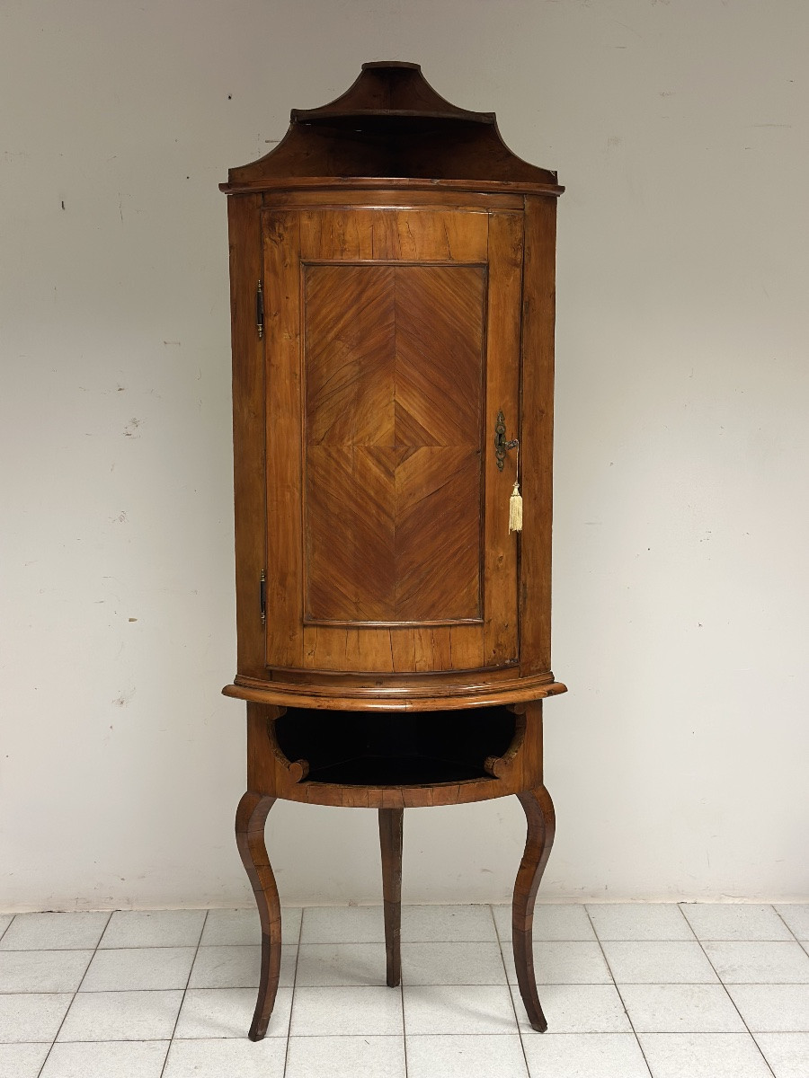 Cabinet d'angle Louis XV de Lombardie/Piémont. XVIIIe siècle.-photo-1