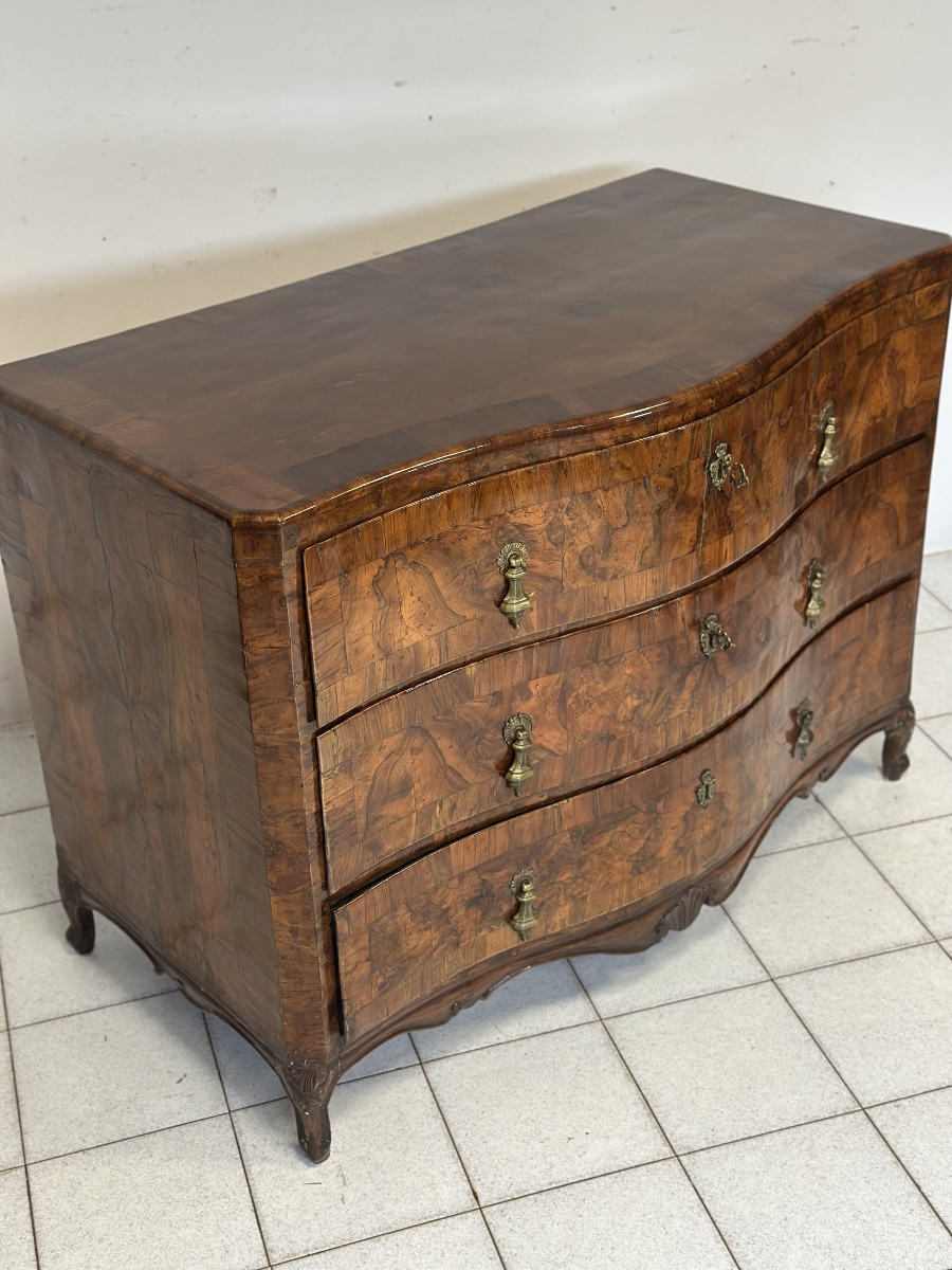 Commode à trois tiroirs à façade incurvée. Venise, style Louis XV.-photo-3