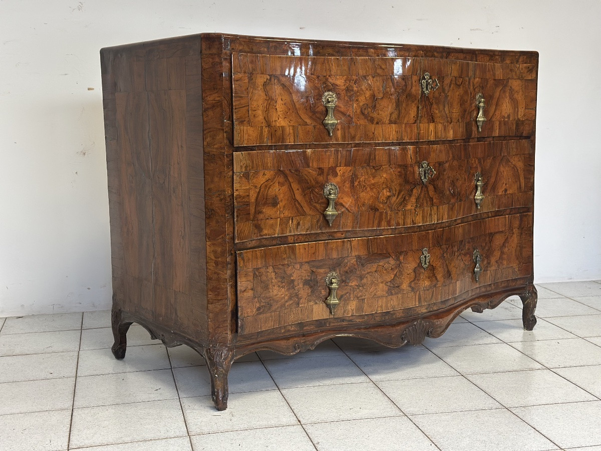 Commode à trois tiroirs à façade incurvée. Venise, style Louis XV.-photo-1