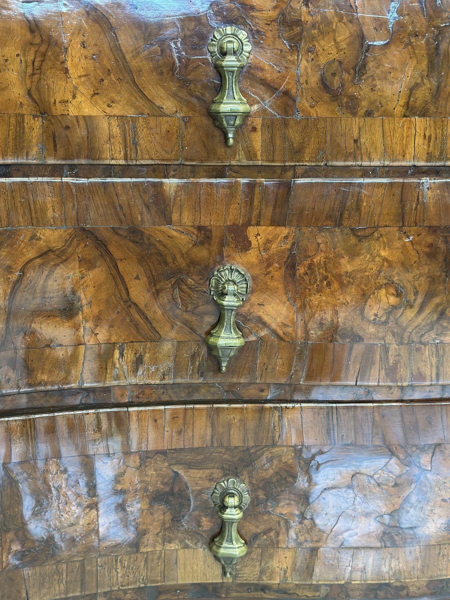 Commode à trois tiroirs à façade incurvée. Venise, style Louis XV.-photo-5