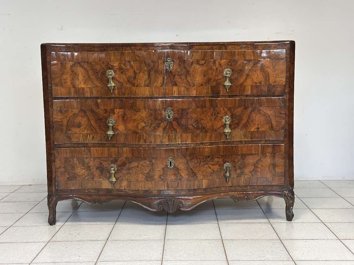 Commode à trois tiroirs à façade incurvée. Venise, style Louis XV.