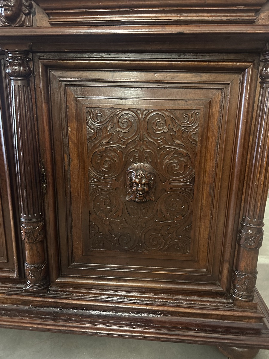 Cabinet à double corps en noyer sculpté. XVIIIe siècle.-photo-2