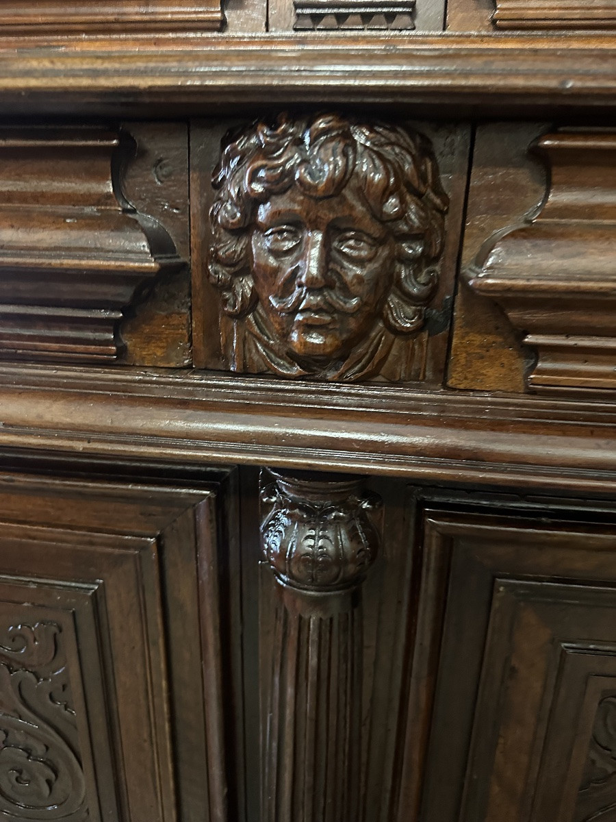 Cabinet à double corps en noyer sculpté. XVIIIe siècle.-photo-3