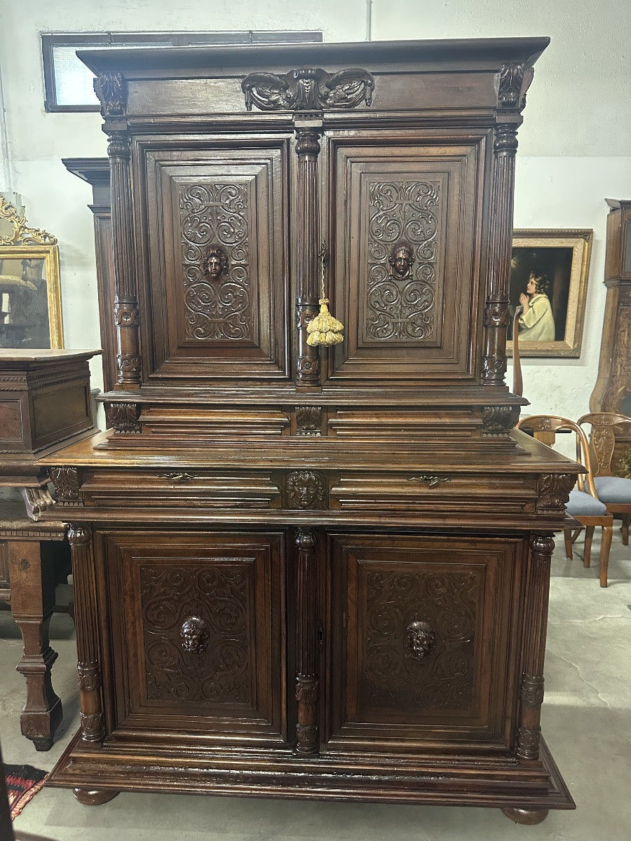 Cabinet à double corps en noyer sculpté. XVIIIe siècle.-photo-1