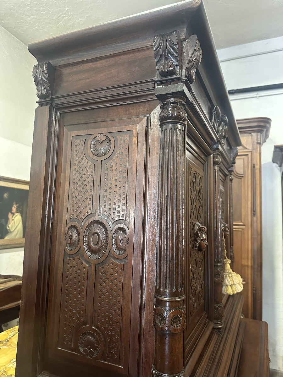 Cabinet à double corps en noyer sculpté. XVIIIe siècle.-photo-6