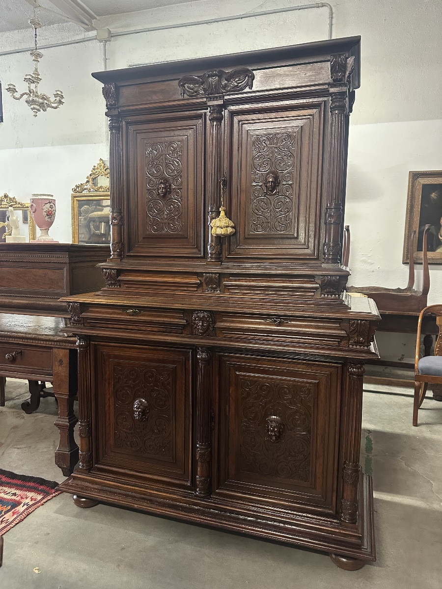 Cabinet à double corps en noyer sculpté. XVIIIe siècle.
