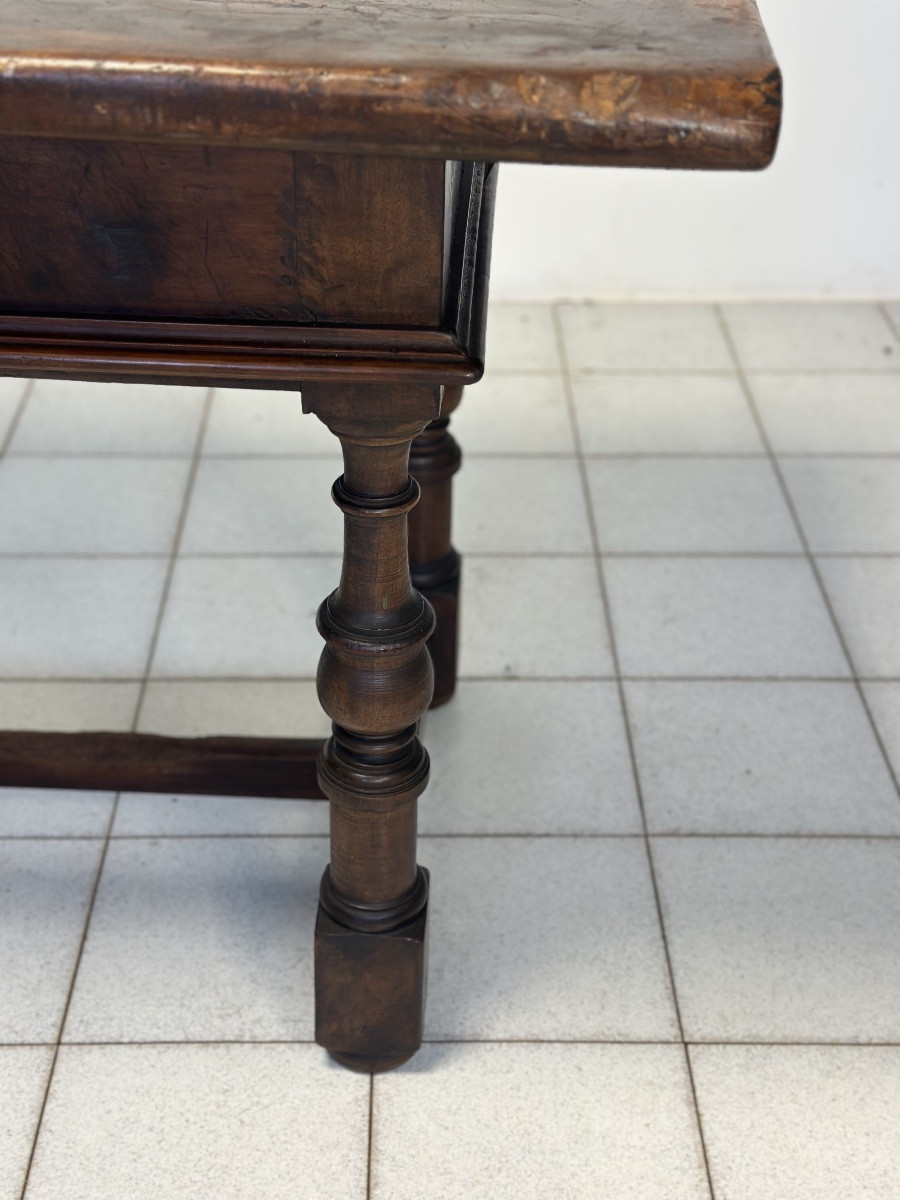 Bolognese Spindle-top Table In Walnut. 17th Century-photo-3