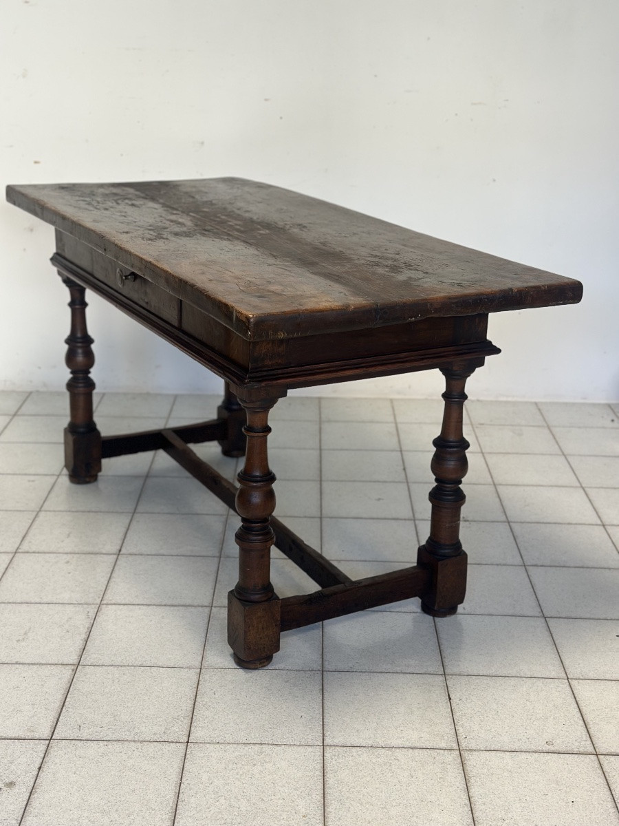 Bolognese Spindle-top Table In Walnut. 17th Century-photo-1