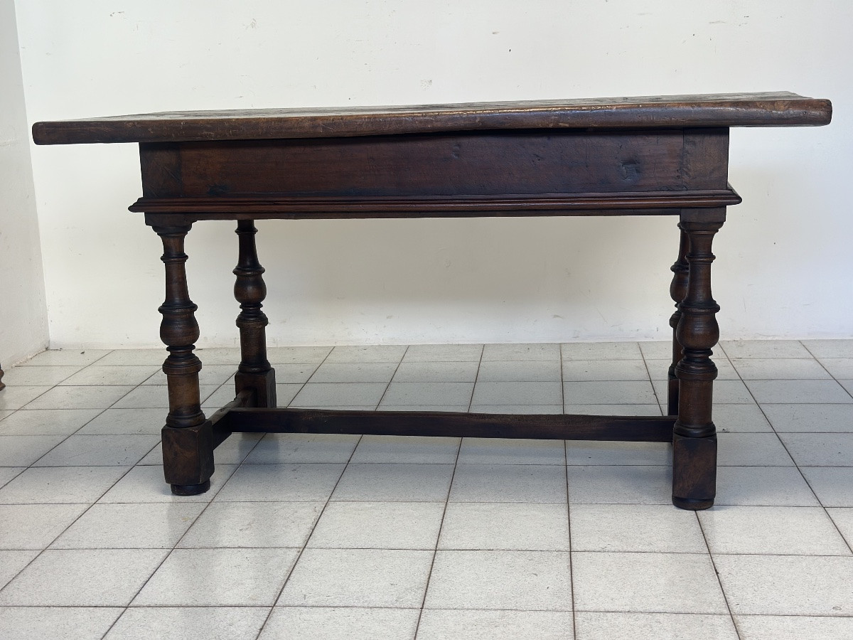 Bolognese Spindle-top Table In Walnut. 17th Century-photo-4