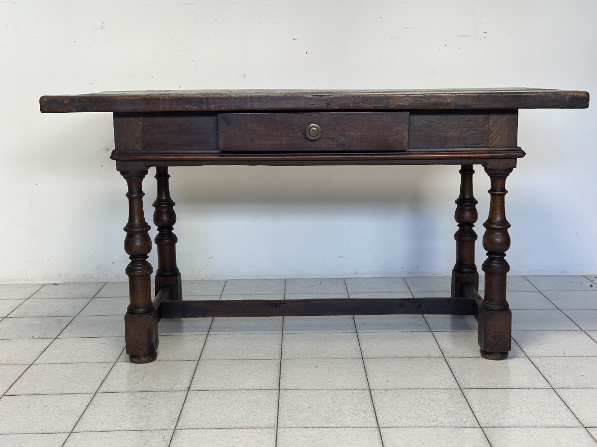 Bolognese Spindle-top Table In Walnut. 17th Century