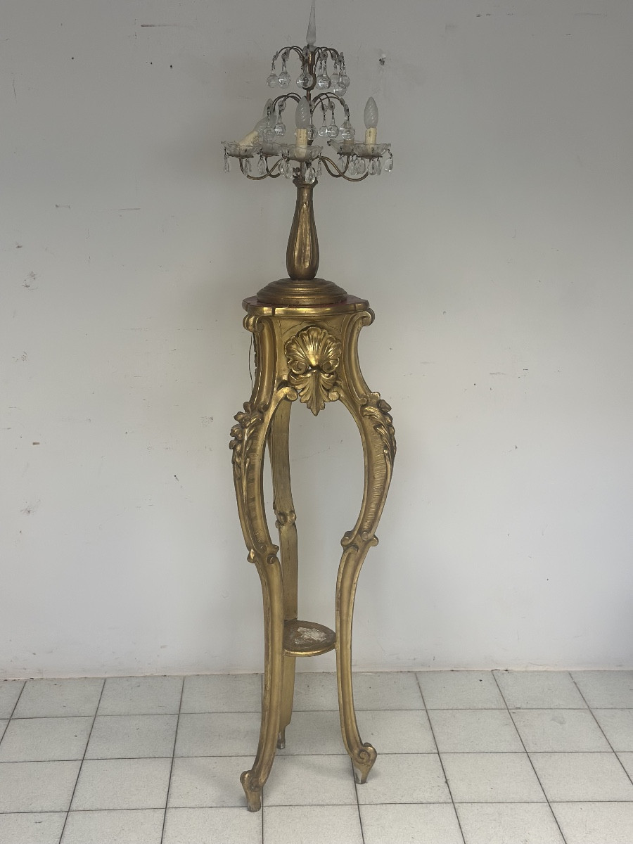 Lampadaire en bois sculpté et doré. Lombardie, XIXe siècle.