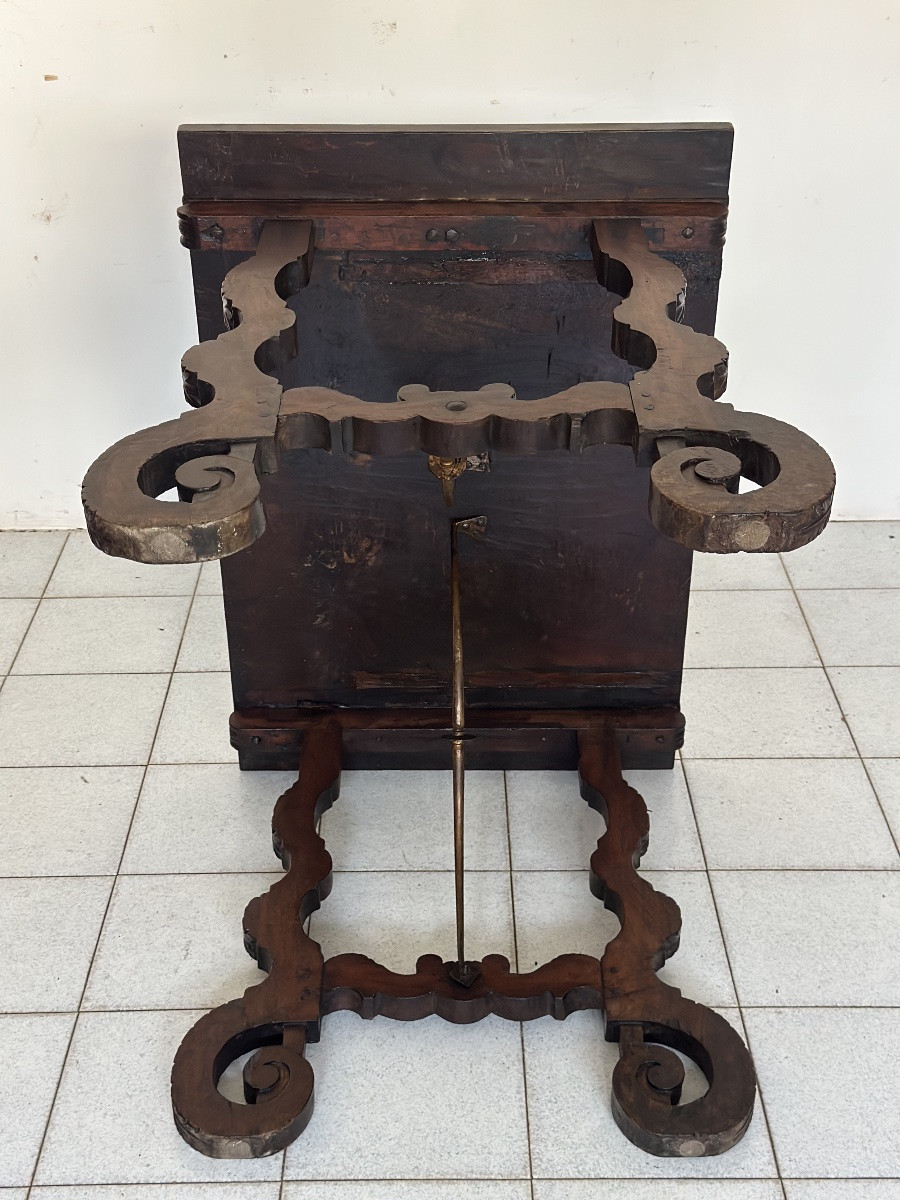 Walnut Side Table. Spain, 17th Century-photo-5