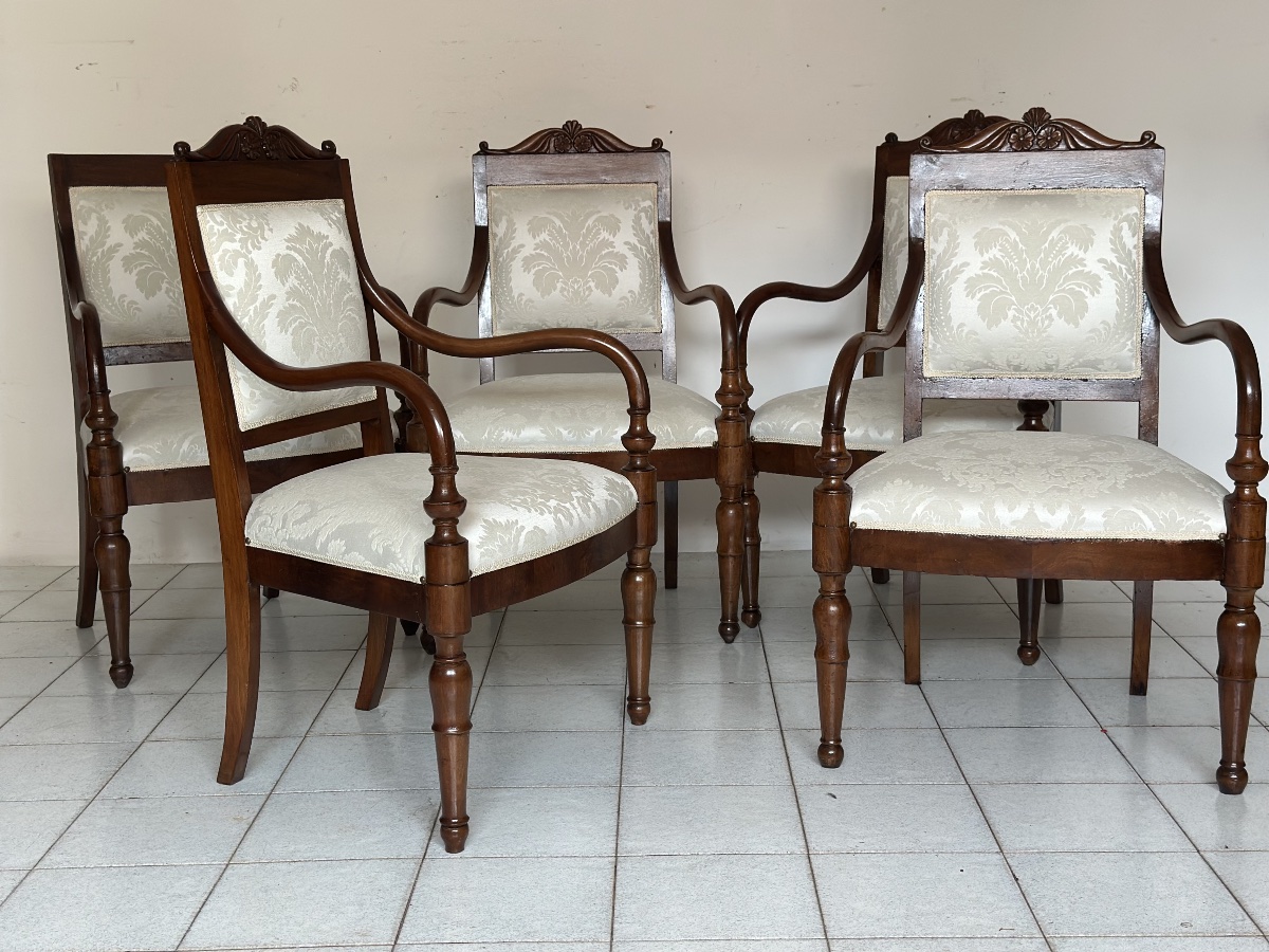 Ensemble de cinq fauteuils lombards d'époque Charles X en noyer. Première moitié du XIXe siècle