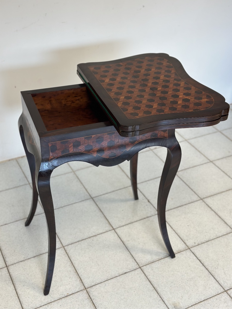 Petite table de jeu d'époque Charles X, en placage et marqueterie de bois divers ; XIXe siècle,-photo-1
