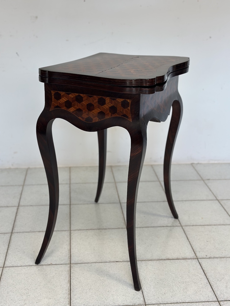 Petite table de jeu d'époque Charles X, en placage et marqueterie de bois divers ; XIXe siècle,