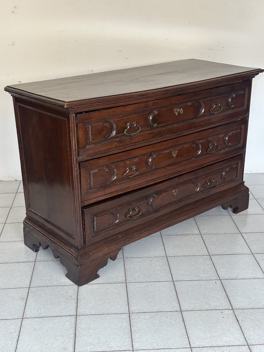 Commode (canterano) en noyer sculpté du XVIIe siècle à l'effigie de Louis XIV. Mantoue, XVIIe s-photo-2