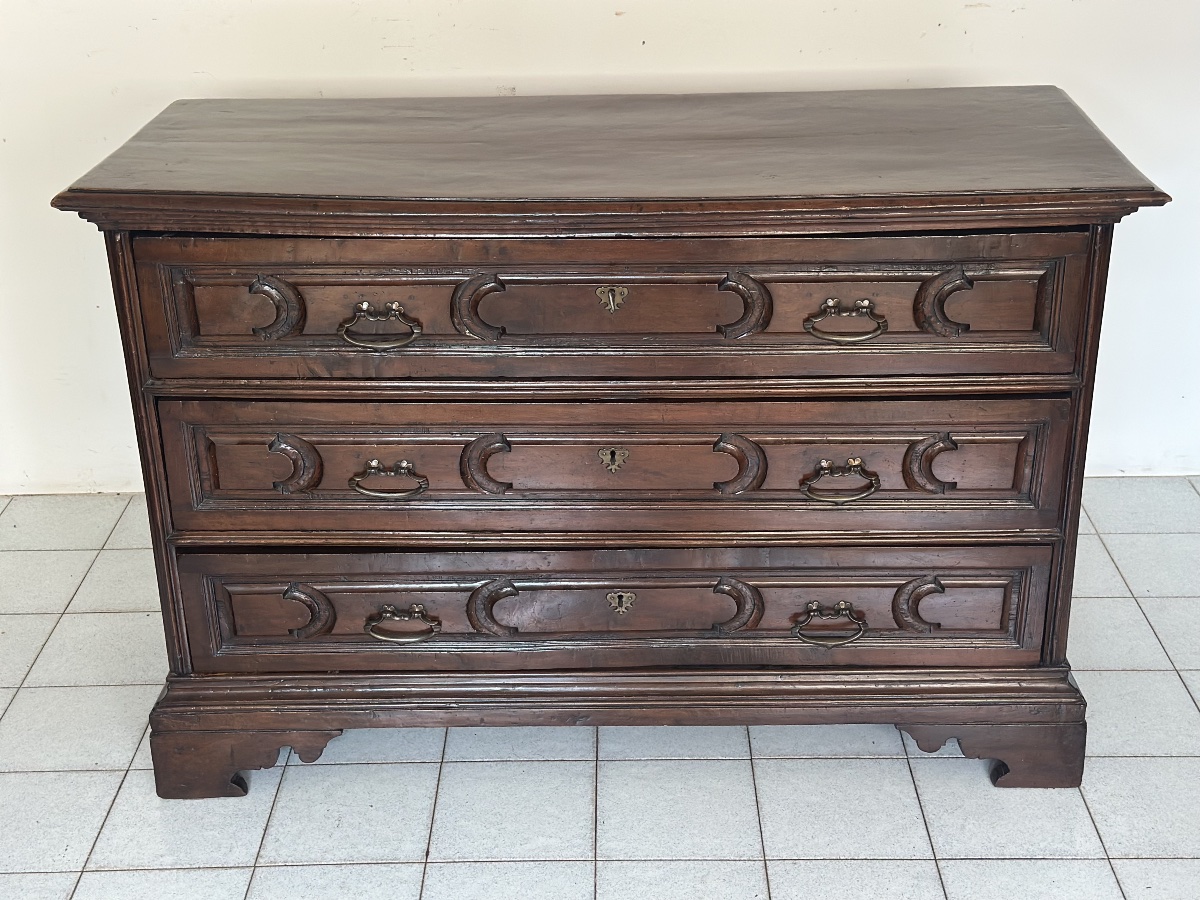 Commode (canterano) en noyer sculpté du XVIIe siècle à l'effigie de Louis XIV. Mantoue, XVIIe s-photo-3