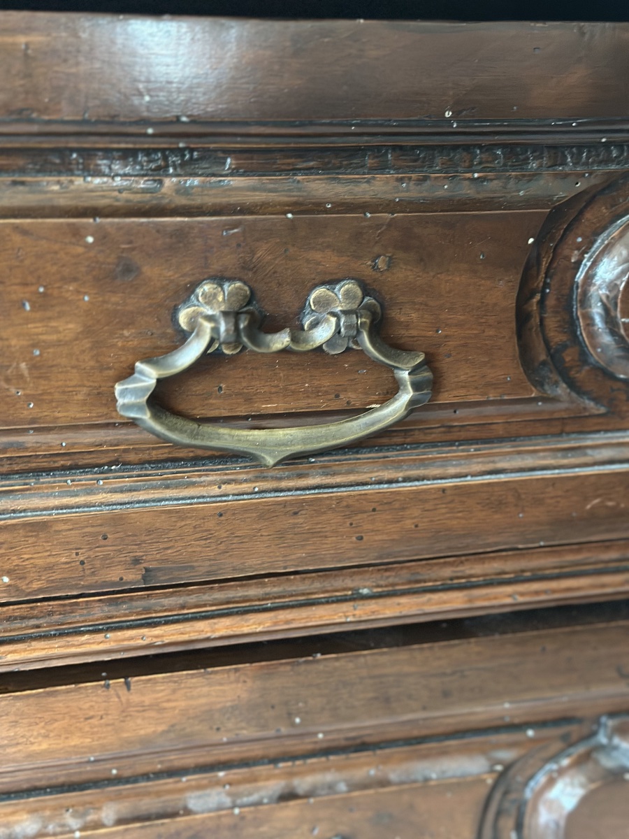 Commode (canterano) en noyer sculpté du XVIIe siècle à l'effigie de Louis XIV. Mantoue, XVIIe s-photo-1